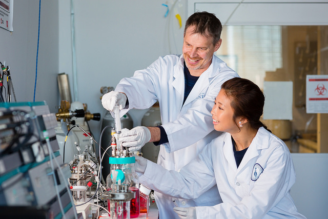Peter Zandstra and Jennifer Ma in a lab